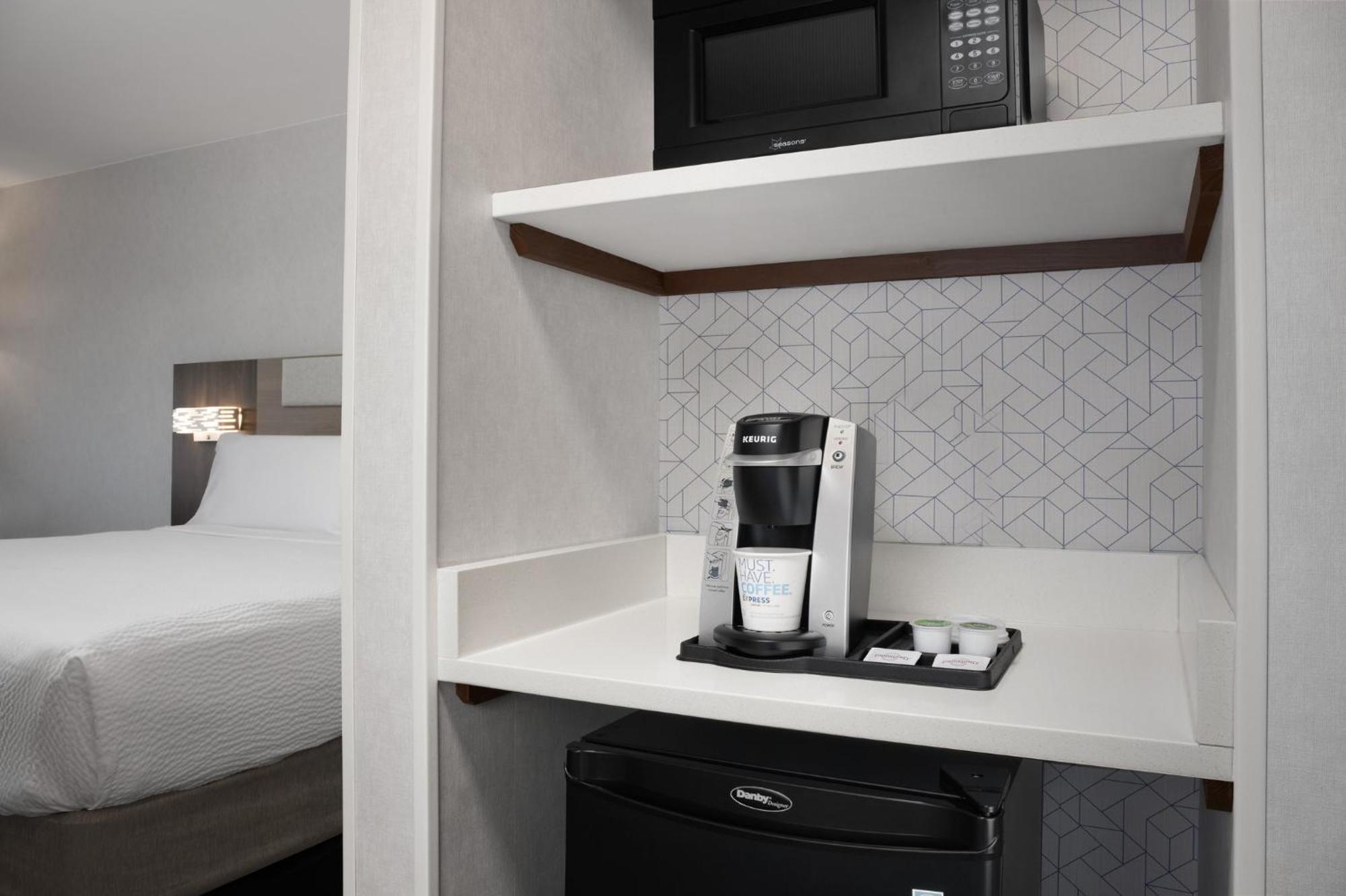 Holiday Inn Express & Suites Alexandria - Fort Belvoir By Ihg Экстерьер фото
